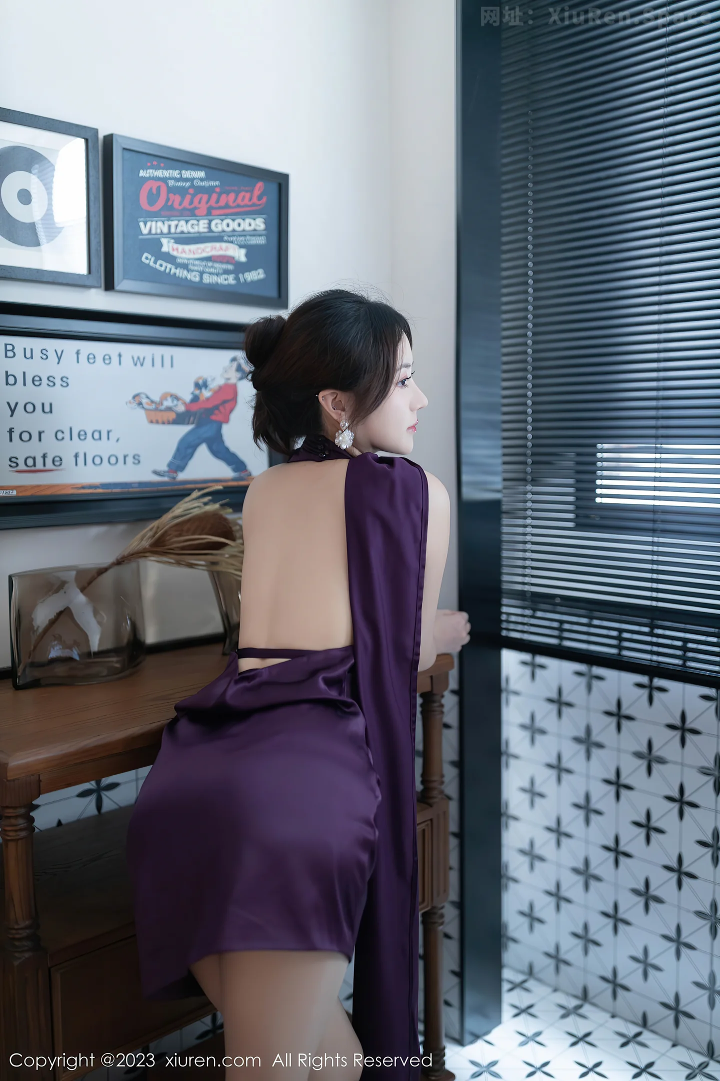 图片[4]-[XiuRen秀人网]VOL.7324 模特鱼子酱Fish性感紫色连衣短裙配超薄肉丝秀曼妙身姿诱惑写真81P-秀人网官方网站